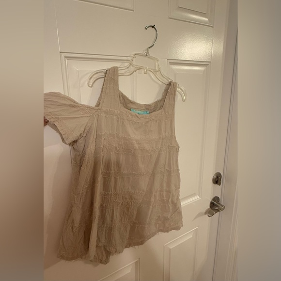 Pretty beige cold shoulder top. Medium - Picture 5 of 8